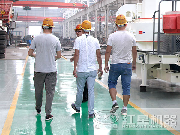來(lái)廠參觀制砂機(jī)車(chē)間的用戶