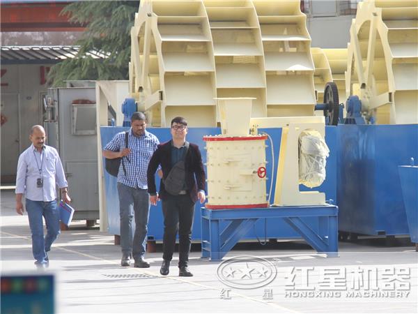 來廠參觀、了解洗砂機(jī)的客戶
