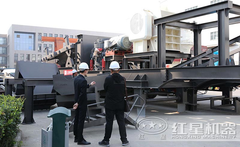參觀、考察移動(dòng)碎石機(jī)的客戶